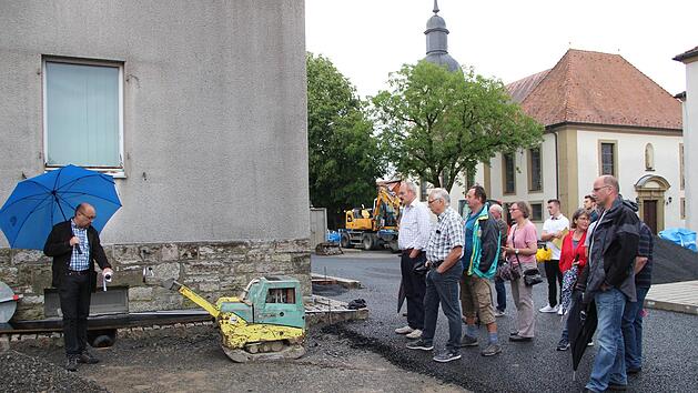 Architekt Johannes Hahn erkl&auml;rte den Gemeinder&auml;ten, wo die Ladestationen f&uuml;r E-Fahrzeuge installiert werden. Heike Beudert