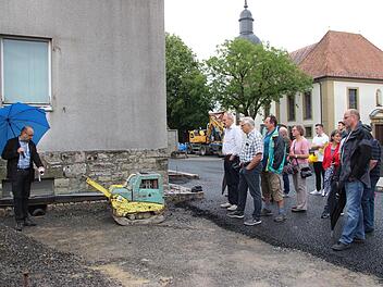Architekt Johannes Hahn erklärte den Gemeinderäten, wo die Ladestationen für E-Fahrzeuge installiert werden. Heike Beudert