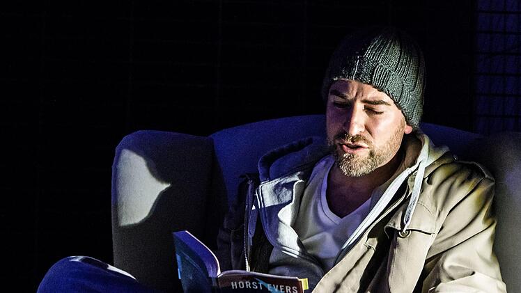 Frederik Leberle stellte Texte von Horst Evers in der Reihe "Theater im Schlick 29" vor.Foto: Jochen Berger