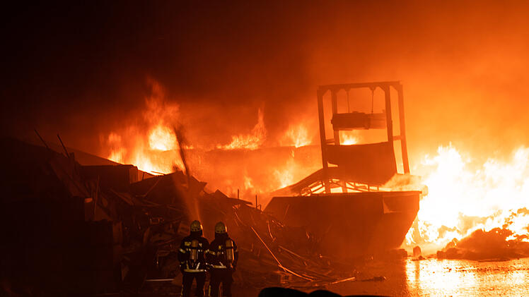 Kompletter Wertstoffhof in Flammen: Feuerwehren kämpfen gegen Großbrand