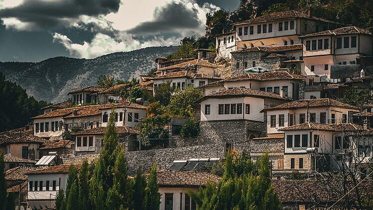 Die mehr als 2000 Jahre alte Stadt Berat liegt etwa 70 Kilometer südlich von der Hauptstadt Tirana im Bergland. Sie galt als Stadt der 1000 Fenster.