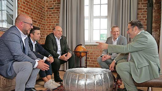 Bayerns Staatssekretär Tobias Gotthardt (rechts) zu Besuch in derCoburger Gründerszene und im Austausch mit Landrat Sebastian Straubel (links) und Rödentals Bürgermeister Marco Steiner (Zweiter von rechts).
