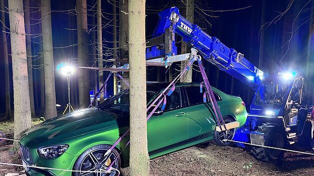 100.000-Euro-AMG gestohlen - Luxusauto schwer besch&auml;digt im Wald gefunden