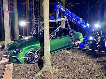 100.000-Euro-AMG gestohlen - Luxusauto schwer besch&auml;digt im Wald gefunden