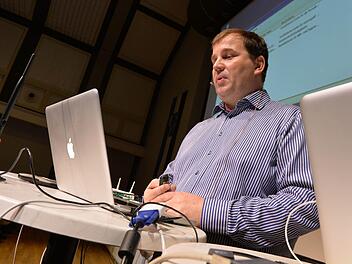 Wie leicht es ist, sich in ein Handy zu hacken, demonstrierte Götz Schartner. Foto: Ronald Rinklef