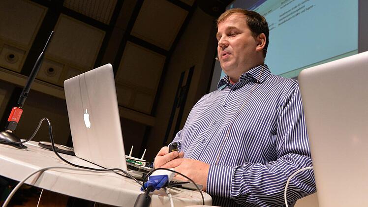 Wie leicht es ist, sich in ein Handy zu hacken, demonstrierte Götz Schartner. Foto: Ronald Rinklef