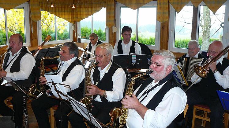 Zum Weißwurst-Frühschoppen spielte die Bigband "SAN Combo" aus Stadtsteinach. Foto: Klaus-Peter Wulf