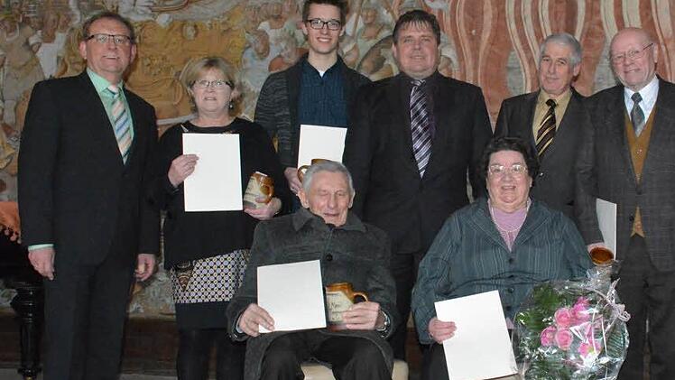 Bei den Ehrungen (stehend von links): Petra Schütz (für ihren Sohn Tom Schütz), Tobias Just, Bürgermeister Hermann Niediek, Dritter Bürgermeister Reinhold Klein und Erwin Schneider. Sitzend von links Heinz Schirdewahn und Hildegard Nicklaus  Foto: Gerhard Schmidt