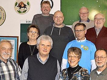 Die neu gewählte und in einigen Posten veränderte Vorstandschaft des Wanderclubs mit den beiden Vorsitzenden Werner Friedrich und Kathrin Gratz (Mitte), den beiden Wanderwarten Klaus Schwemmlein (links) und Klaus Hahn (rechts); Brigitte Ammon (Ausschuss) und Hellmuth Kiesewetter, 1. Schriftführer (zweite Reihe von links); Georg Trautmann (1. Kassier), Erik Friedlein, Günter Friedlein (beide Ausschuss), Norbert Schindhelm (2. Kassier) Fotos: Thomas Micheel