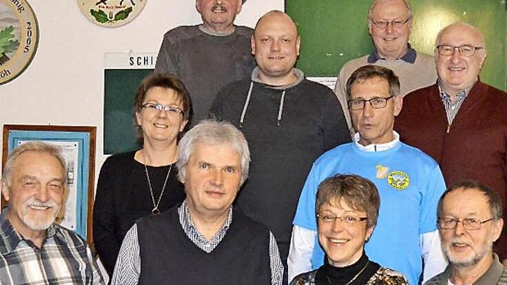 Die neu gewählte und in einigen Posten veränderte Vorstandschaft des Wanderclubs mit den beiden Vorsitzenden Werner Friedrich und Kathrin Gratz (Mitte), den beiden Wanderwarten Klaus Schwemmlein (links) und Klaus Hahn (rechts); Brigitte Ammon (Ausschuss) und Hellmuth Kiesewetter, 1. Schriftführer (zweite Reihe von links); Georg Trautmann (1. Kassier), Erik Friedlein, Günter Friedlein (beide Ausschuss), Norbert Schindhelm (2. Kassier) Fotos: Thomas Micheel
