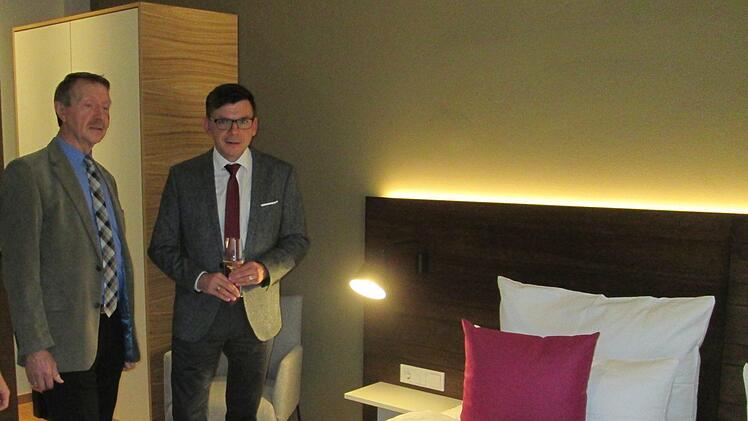 Beeindruckt von der neuen Ausstattung zeigten sich der Vorsitzende des Tourismusvereins, Alfred Jeurink und Bürgermeister Armin Warmuth (v. l.).  Foto: Winfried Ehling