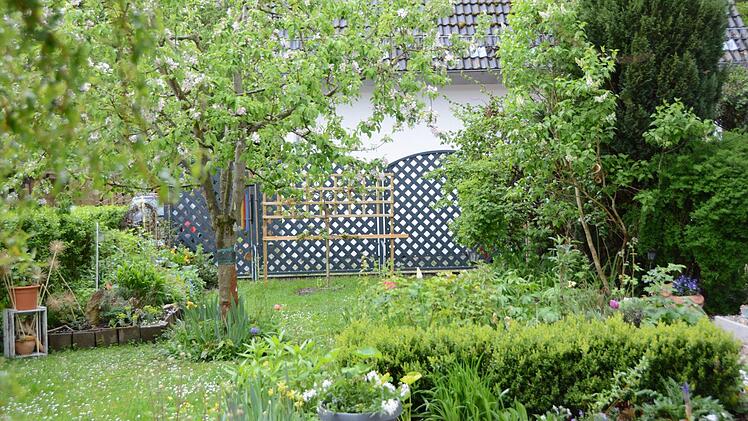 Kreativ im Garten: Rosemarie Hübner aus Katschenreuth verwirklicht in ihrer grünen Oase ihre Ideen und findet dabei Ruhe und Entspannung. Foto: Dagmar Besand