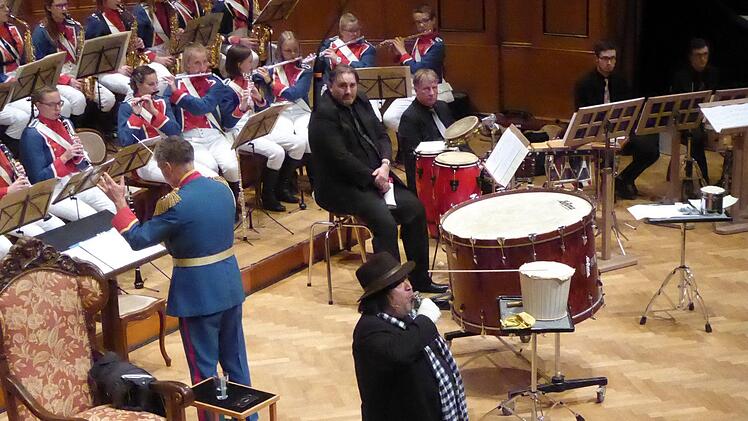 Berauscht von seinen eigenen Parolen, greift der Tribun (Adnan G. Köse) zur Flasche. Im Hintergrund das Jugendmusikkorps und Mitglieder von Kisspercussiva. Foto: Gerhild Ahnert