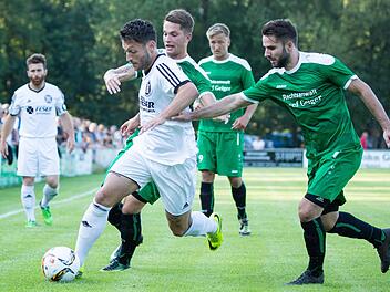 SV Friesen - SC 04 Schwabach: Gegen die Friesener Marcel Lindner und Nikolai Altwasser (rechts ) behauptet sich Schwabachs Martin Kirbach am Ball.  Foto: Heinrich Wei&szlig;