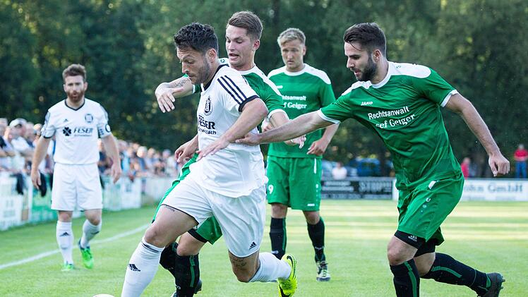 SV Friesen - SC 04 Schwabach: Gegen die Friesener Marcel Lindner und Nikolai Altwasser (rechts ) behauptet sich Schwabachs Martin Kirbach am Ball.  Foto: Heinrich Wei&szlig;