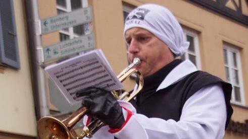 Die als unerschrockene Piratencrew verkleidete Kelbachtaler Blasmusik sorgte mit fröhlichen Klängen für Stimmung..