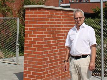Roland Gräber vor dem Schulzentrum Foto: Schmitt