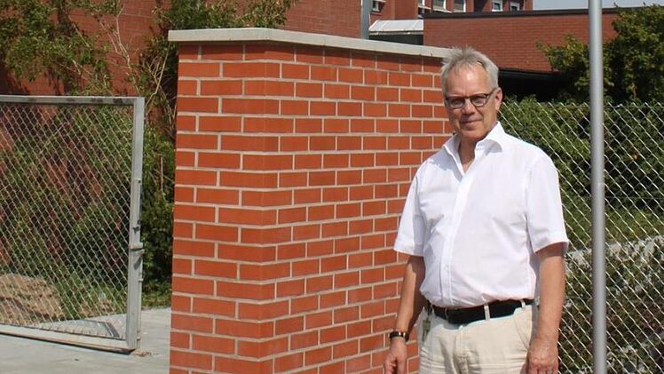 Roland Gräber vor dem Schulzentrum Foto: Schmitt