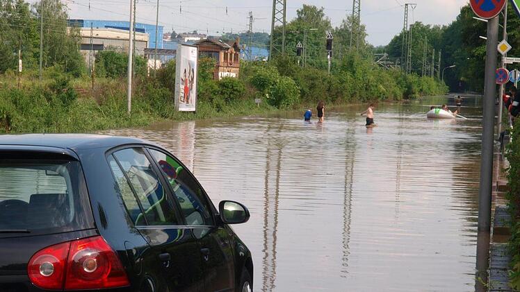 8. Juni 2013: Nach sintflutartigem Regen steht das Weichengereuth unter Wasser. Vom Freistaat Bayern bezuschusste Gutachten zum Sturzfluten- und Risikomanagement sollen Handlungsempfehlungen dagegen erarbeiten. Foto: Christoph Winter (Archiv)