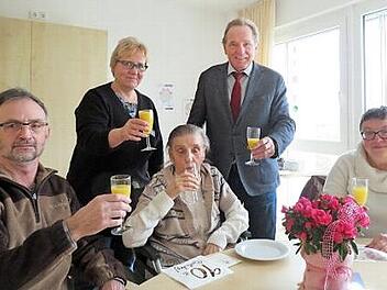 Sohn Walter Müller (links), Schwiegertochter Katharina Müller (rechts) sowie (stehend) Pflegedienstleiterin Manuela Paul und Seniorenbeauftragter Walter Mackert stoßen auf den 90. Geburtstag von Hertha Müller (Mitte) an. Foto: Monika Schütz