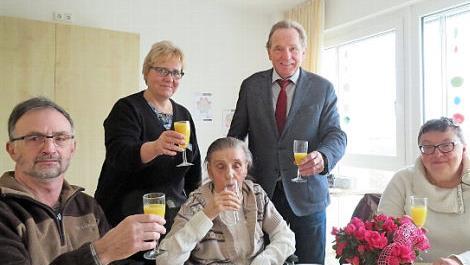 Sohn Walter Müller (links), Schwiegertochter Katharina Müller (rechts) sowie (stehend) Pflegedienstleiterin Manuela Paul und Seniorenbeauftragter Walter Mackert stoßen auf den 90. Geburtstag von Hertha Müller (Mitte) an. Foto: Monika Schütz