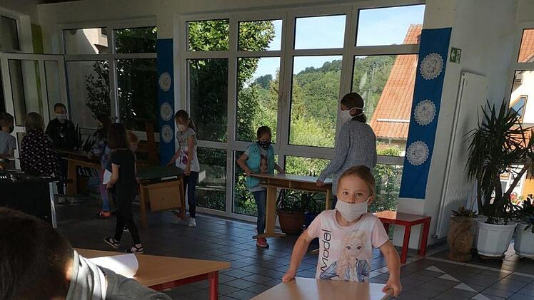 Fest mit angepackt haben  die Schüler der Riedenberger Grundschule beim Verladen der alten Schulmöbel, die nun in Sri Lanka ihrer neuen Bestimmung übergeben werden können. Foto: Evelyn Schneider