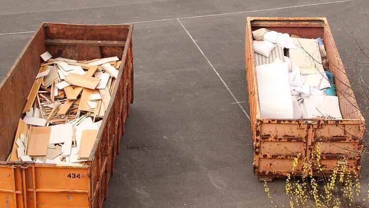 Viele Möbel sowie die Matratzen des Jugendhauses landen im Abfallcontainer. Foto: Heike Beudert