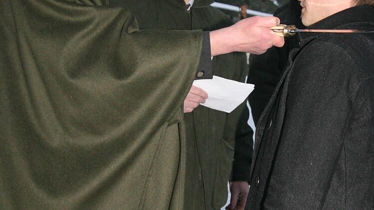 Mit drei Schlägen machte der ehemalige Vorsitzende Alexander Lücker (der aktuelle BJV-Kreisvorsitzende Bernhard Schmitt im Hintergrund) Alexander Gold aus Weißenbrunn zum Jäger.