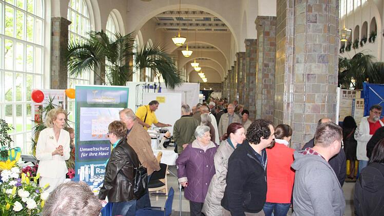 Am Sonntagnachmittag herrschte dichtes Gedränge in der Wandelhalle.Foto: Edgar Bartl