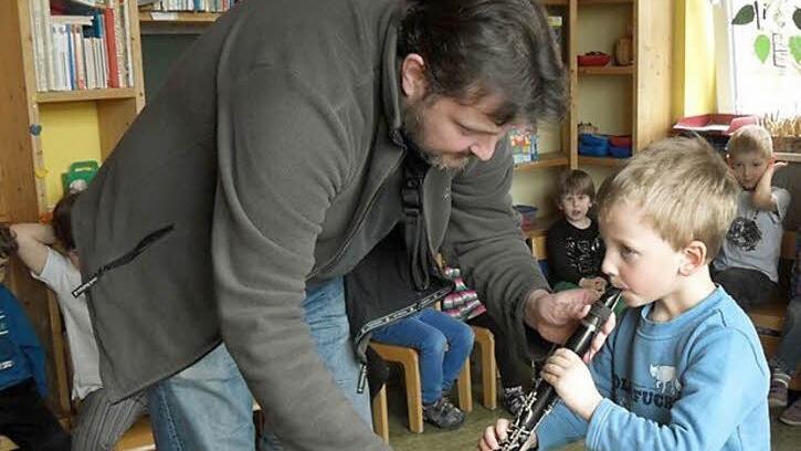 Der Musikpädagoge und Dirigent des Musikvereins Weißenbrunn, Marco Plitzner, erweckte die Neugier der Kleinen im Kindergarten Fridolin für Blasinstrumente. Benedikt darf auf einer Klarinette üben. Foto: K.-H. Hofmann