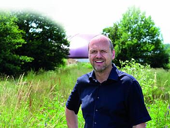 Biogas-Experte Christof Thoss vor der Hallerndorfer Anlage, die er als Musteranlage bezeichnet. Foto: privat