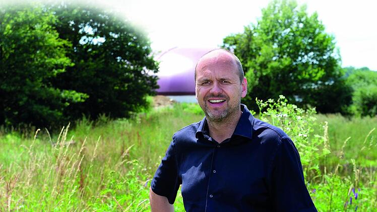 Biogas-Experte Christof Thoss vor der Hallerndorfer Anlage, die er als Musteranlage bezeichnet. Foto: privat