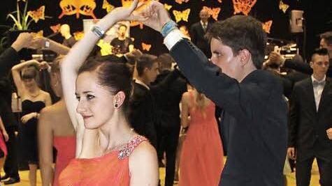 Jenny Schmidt (l.) sang erst auf der Bühne. Später schwang sie mit den anderen Absolventen das Tanzbein.  Fotos: fra-press