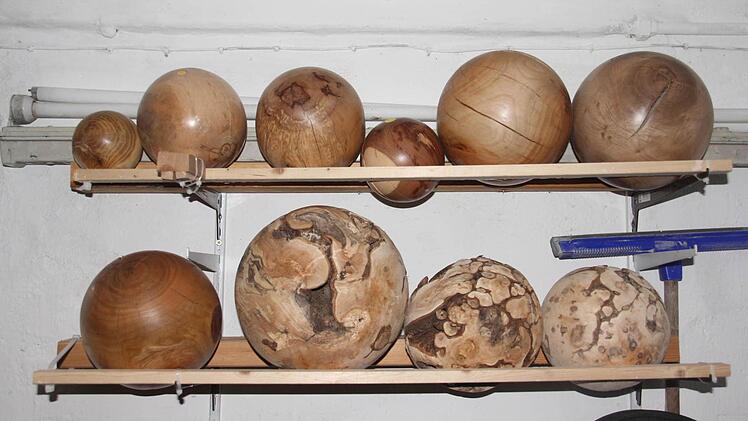 Runde Sache: Alle diese Kugeln hat Richard Ebert aus verschiedenen Hölzern gefertigt.