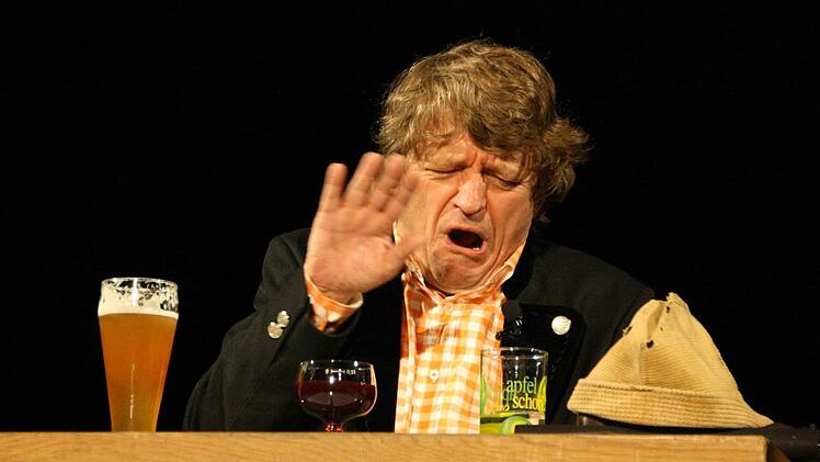 Erwin Pelzig im Zwiegespräch mit seinen imaginären Stammtischbrüdern Hartmut und Dr. Göbel. Foto: Ralf Ruppert