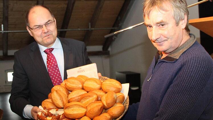 Uli Wagner vom Mönchshof überreichte dem Bundesminister einen Korb voller Brötchen.