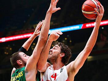 Pau Gasol (rechts) führte die Spanier zum Titel und wurde zudem als wertvollster Spieler der Europameisterschaft (Most Valuable Player) ausgezeichnet. Hier erzielt der Center der Chicago Bulls zwei Punkte gegen Litauens Jonas Valanciunas von den Toronto Raptors. Foto: Yoan Valat