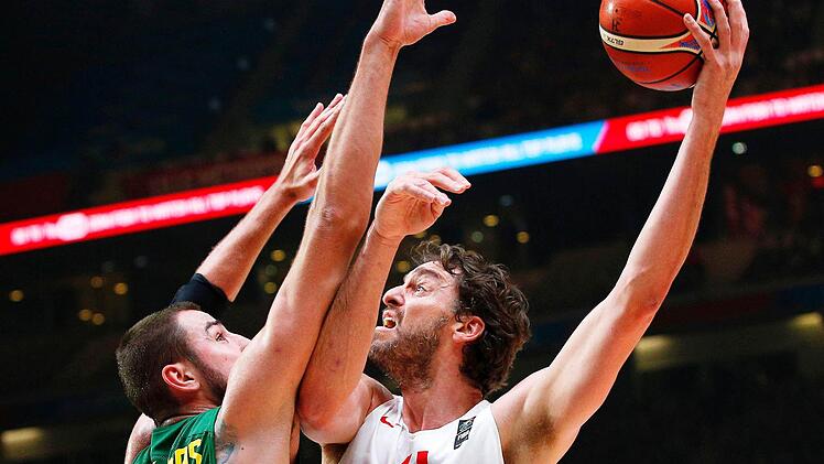 Pau Gasol (rechts) führte die Spanier zum Titel und wurde zudem als wertvollster Spieler der Europameisterschaft (Most Valuable Player) ausgezeichnet. Hier erzielt der Center der Chicago Bulls zwei Punkte gegen Litauens Jonas Valanciunas von den Toronto Raptors. Foto: Yoan Valat