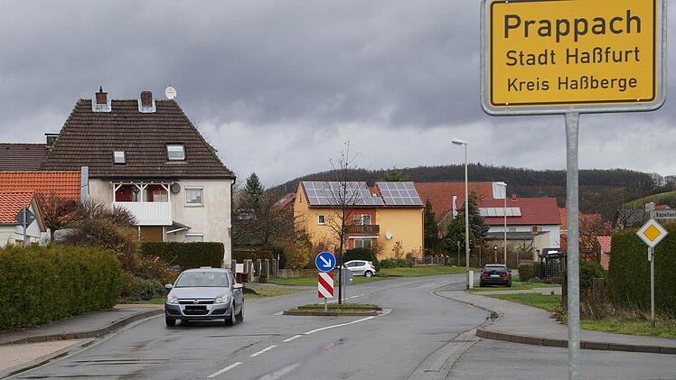 Die Verkehrsinseln am Ortseingang (im Bild) und am Ortsausgang von Prappach sind wirkungslos, sagt Jochen Hübschmann.