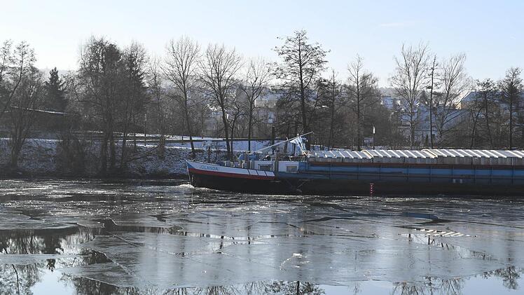 Noch ist die Eisbildung bei Bamberg für Frachter kein Hindernis.Foto: Ronald Rinklef
