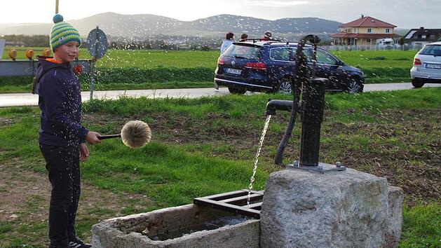 Der Wolfsdorfer Christian Fischer durfte in Vertretung der beiden Geistlichen den neuen Brunnen am Sportplatz segnen.Thomas H&uuml;mmer