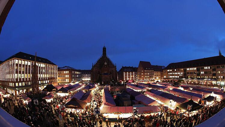 Die Nürnberger Polizei zieht Bilanz zum diesjährigen Nürnberger Christkindlesmarkt. Rund 2,1 Millionen Besucher aus der ganzen Welt waren da. Foto: Daniel Karmann/dpa