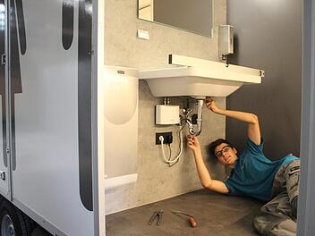 Tizian Gebert überprüft vor der Vermietung, ob alle Installationen bei dem VIP-Toilettenwagen funktionieren. Heike Beudert