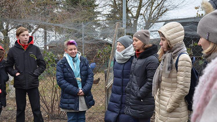 Im Garten vor dem Bauwagen wurde die Besuchergruppe aus Russland von den Schülern empfangen und über die Arbeit im Erdkinderplan informiert. Foto: Bernhard Panzer