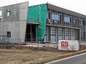 Am Feuerwehrgerätehaus ist alles zur Montage der Fassadenverkleidung vorbereitet. Foto: Richard Sänger