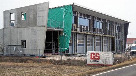Am Feuerwehrgerätehaus ist alles zur Montage der Fassadenverkleidung vorbereitet. Foto: Richard Sänger
