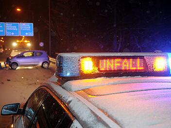 Auf der A45 bei Alzenau prallten an Heiligabend mehrere Fahrzeuge zusammen. Eine Person wurde bei dem Unfall verletzt.