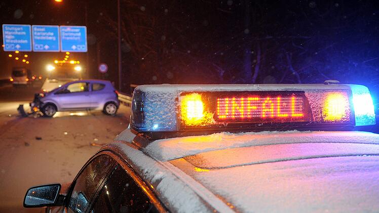 Auf der A45 bei Alzenau prallten an Heiligabend mehrere Fahrzeuge zusammen. Eine Person wurde bei dem Unfall verletzt.