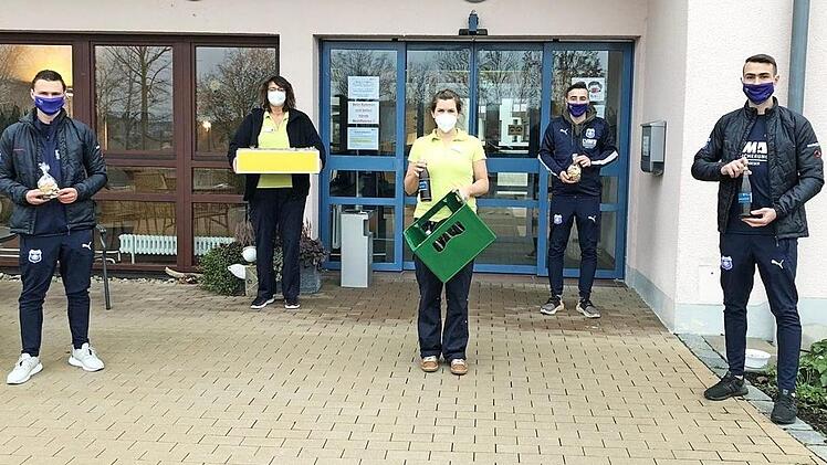 Der Sportverein beschenkte die Mitarbeiter des BRK-Heims. Foto: privat
