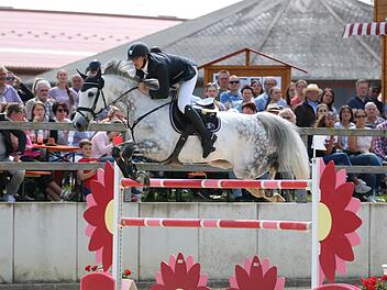 Maximilian Ertz (im Bild beim Heimturnier in Detter) ist Pferdewirt auf dem Reiterhof der Familie Müller und damit auch ein professioneller Springreiter, der auch an internationalen Turnieren teilnimmt. Foto: Sebastian Schmitt